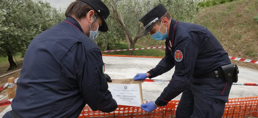 Piattaforma in cemento nel mezzo dell’oliveto: agricoltore rischia maxi-multa da 51mila euro e l’arresto fino a 2 anni